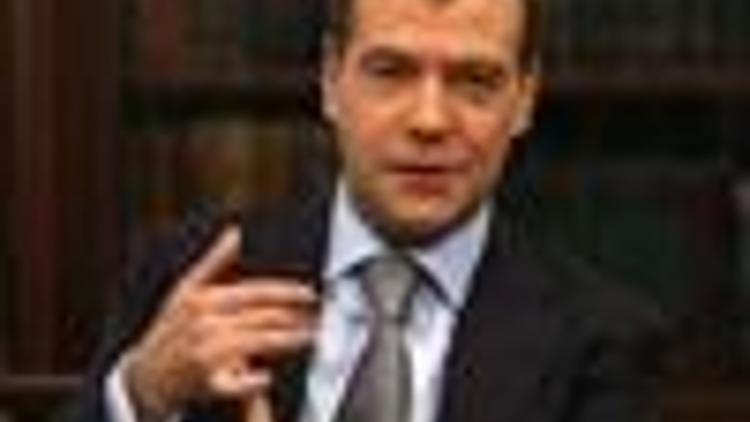 Medvedev aims to lock up rights for Caspian Gas