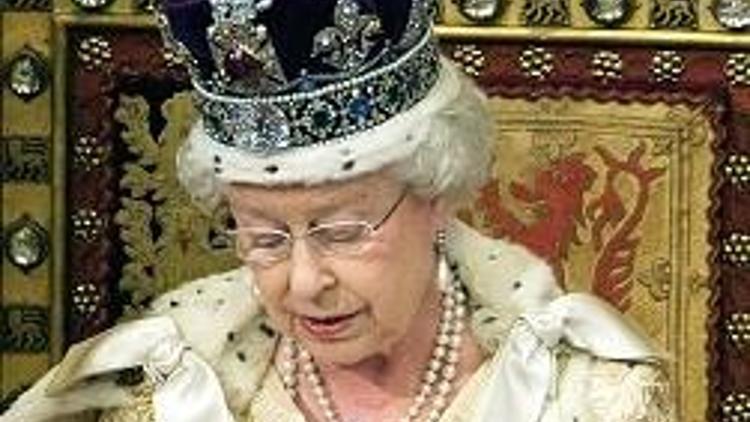 İngiltere’de bakanlar otobüse bindi Kraliçe, ‘kemer sıkma’ planı açıkladı