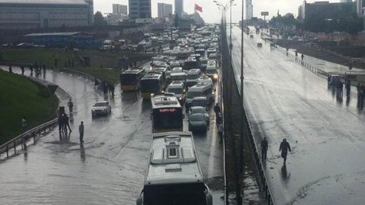 İstanbulda yağmur o yolu kapadı