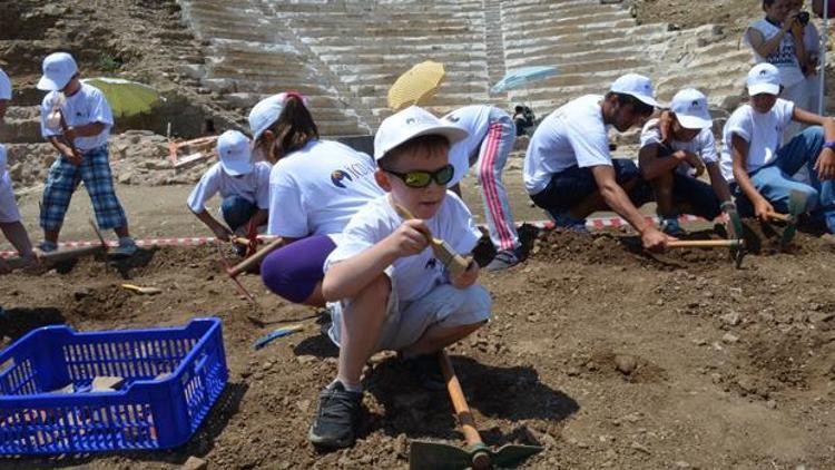 Antik kentte “küçük arkeologlar” kazı yaptı