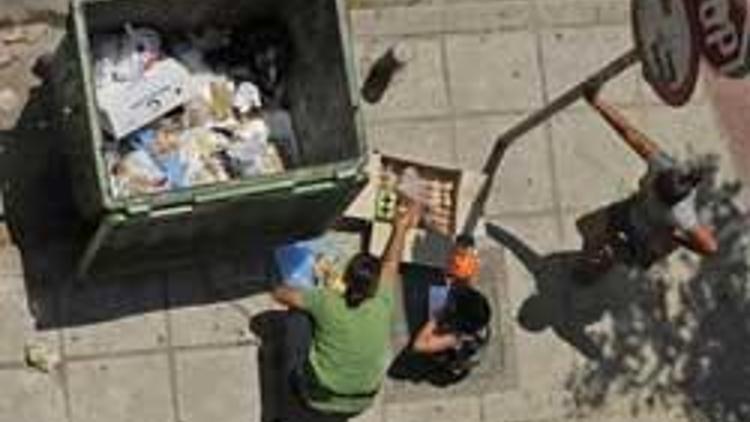 Yunanistanda vatandaşlar çöpleri karıştırmaya başladı