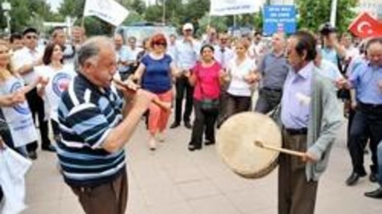 Memurlar hükümetin zam önerisini protesto etti