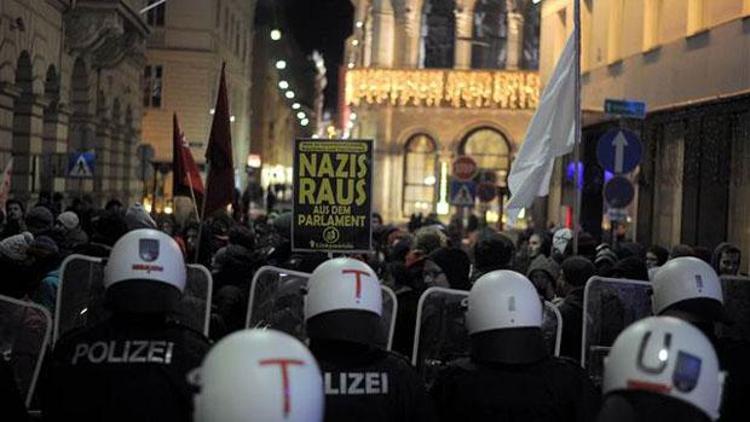 Avusturyada balo gerginliği: 35 gözaltı