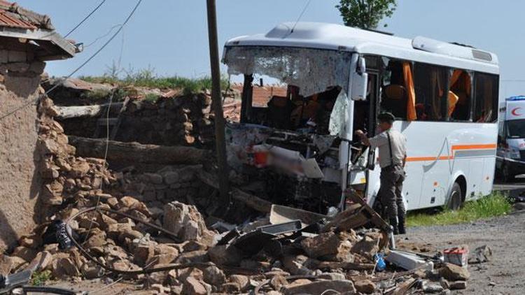 Kapadokya yolunda midibüs kaza yaptı: 1 öğretmen ile 1 öğrenci öldü, 14 öğrenci yaralı