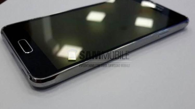 Samsungun metal kasa telefonu Galaxy Alpha görüntülendi