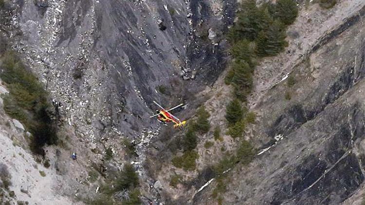 İspanya’dan Almanya’ya giden Germanwings’e ait yolcu uçağı Fransız Alpleri’ne çakıldı