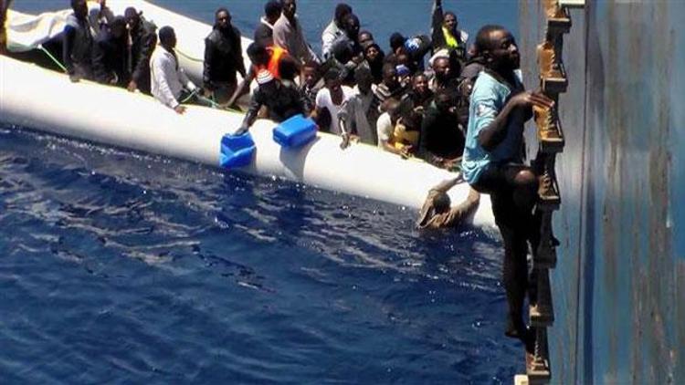 Akdenizde göçmen dramı: Hayatta kalmak için birbirlerini ezdiler