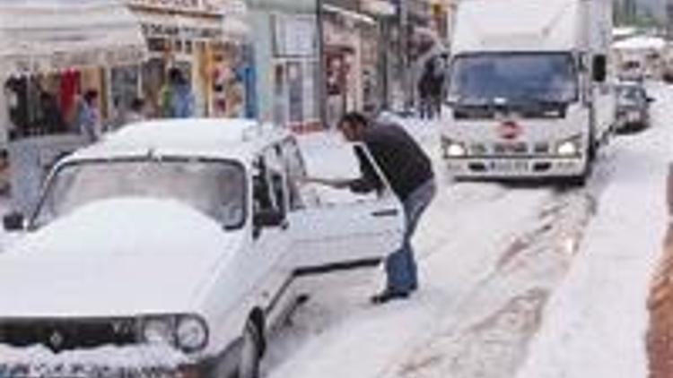 Yarım metre dolu yağdı