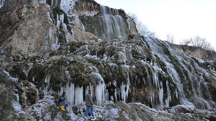 Egede soğuktan şelale dondu