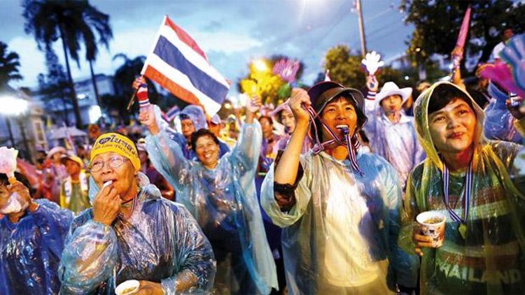 Tayland’da hükümete dev kuşatma