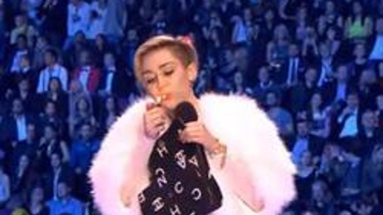 Miley Cyrus sahnede esrar içti