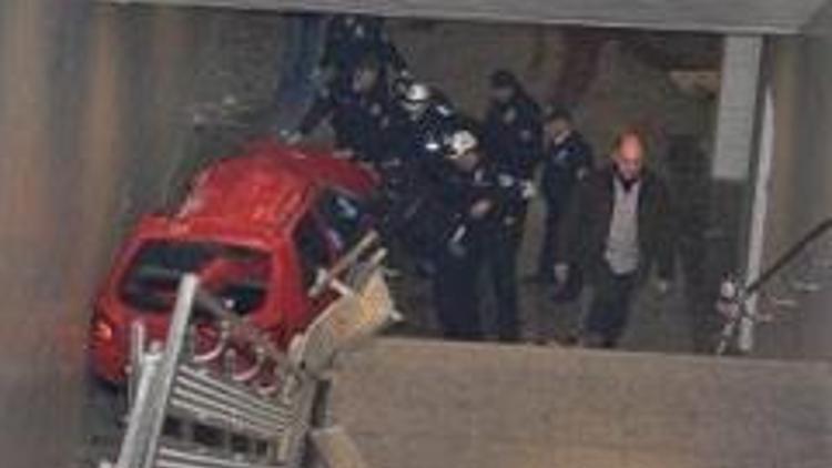 Otomobil metro durağına uçtu: 2 polis hayatını kaybetti