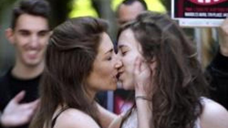 Fransa ‘eşcinsel evliliği’ onayladı