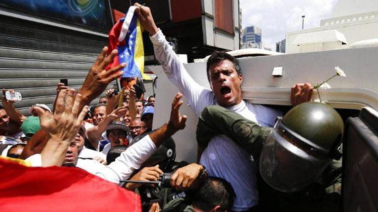 Venezuela: Muhalif lider teslim oldu