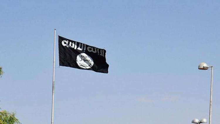 IŞİD Türkiye sınırına tekrar bayrak astı