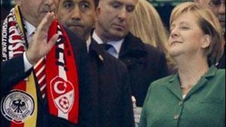 Merkel ile Erdoğan tribünde