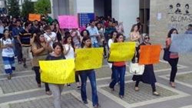 Öğrencilerden yurt ve ulaşım  protestosu