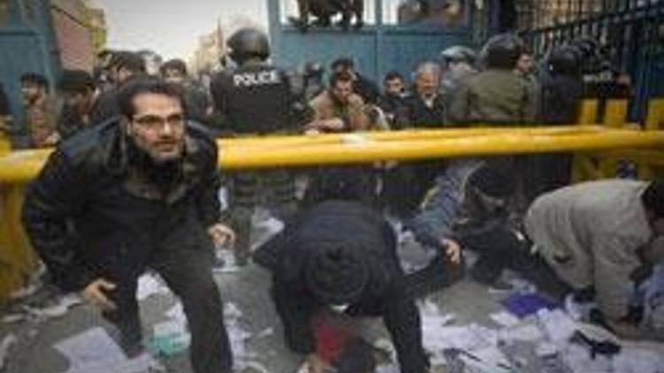 İranlı öğrenciler İngiltere Büyükelçiliğini bastı