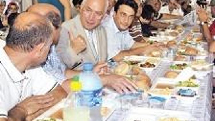 Hastane önünde iftar çadırı jesti