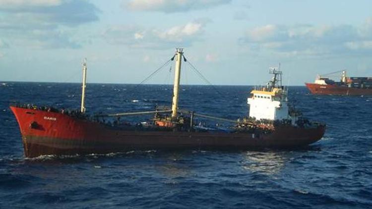 Yunanistanda kaçak göçmen taşıyan Türk gemisi Girite çekiliyor