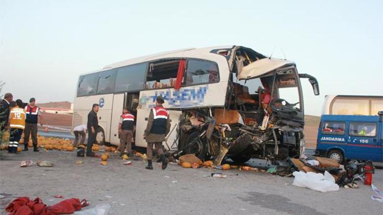 Ankarada yolcu otobüsüyle, kamyon çarpıştı: 1 ölü, 40 yaralı