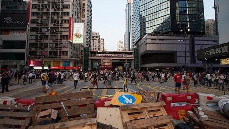 Hong Kongda polis çekilmeye başladı