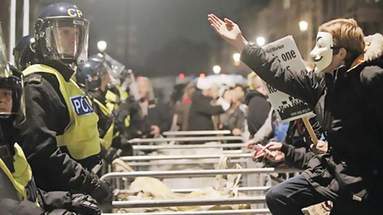 Londra’da maskeli gece