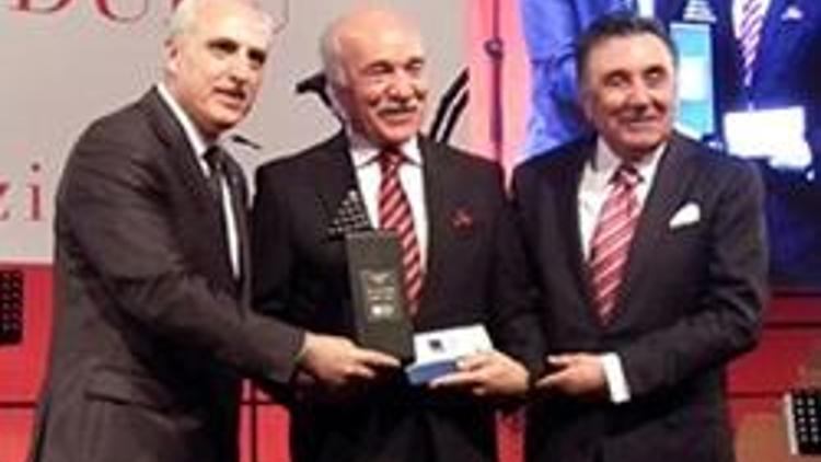 Mehmet Özbek’e Aydın Doğan Ödülü