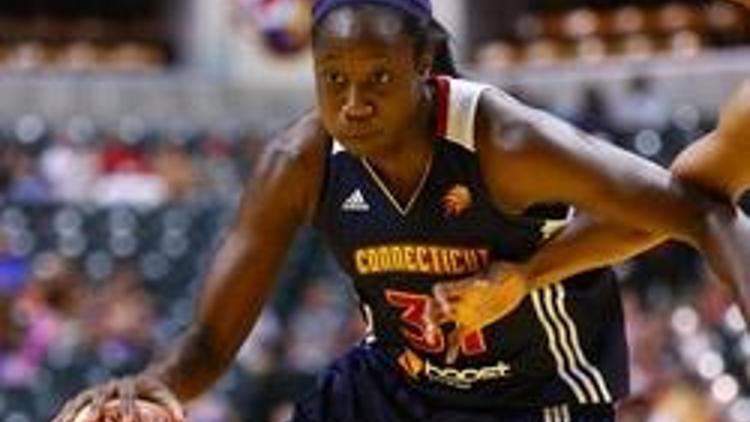 Tina Charles ilk maçta şov yaptı