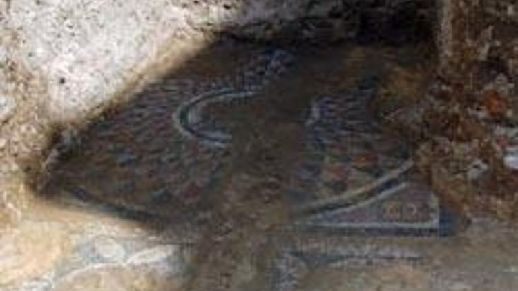 Temel kazısında tarihi mozaikler bulundu
