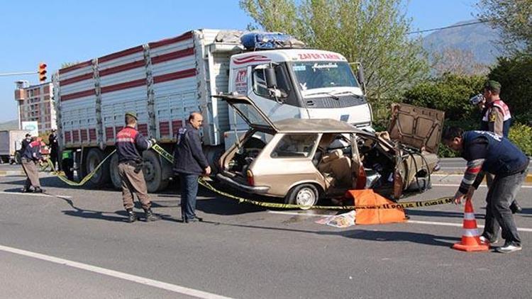 Kırmızı ışıkta durmayan kamyon bir aileyi yok etti