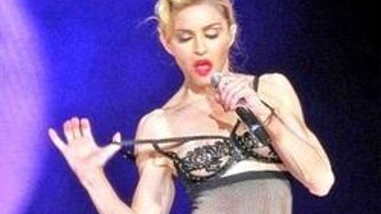 Madonnanın turne tırı devrildi