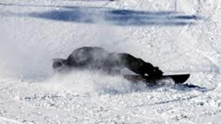 Üniversiteli kayakçı kar rampasından düştü