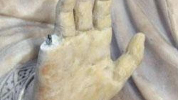 600 yıllık Meryem Ana heykelinin parmaklarını kopardı