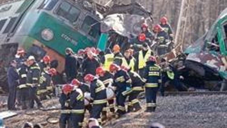 Polonya’da kafa kafaya facia: 16 ölü