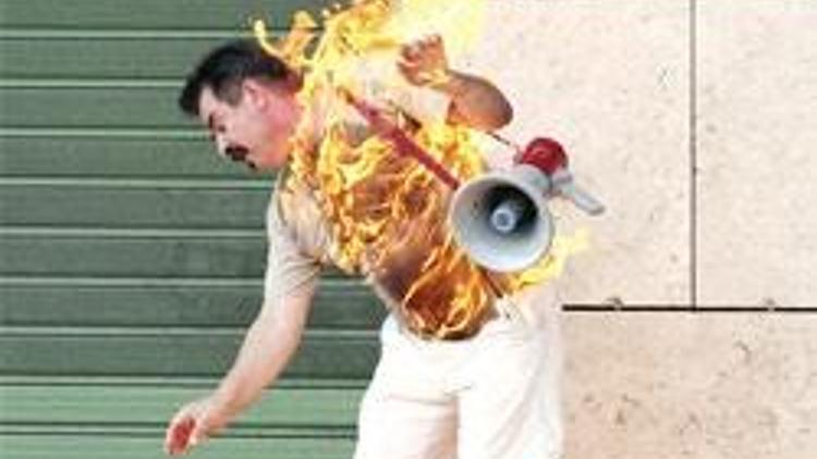 Yunanlı işadamı evini haczeden banka önünde kendini ateşe verdi
