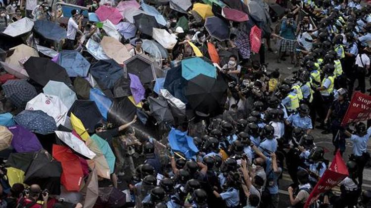 Hong Kongda binlerce gösterici sokaklara döküldü