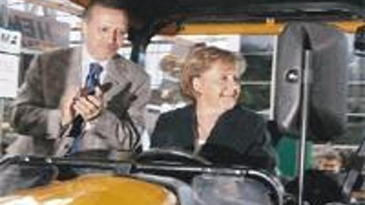 AB’nin ve Almanya’nın Başbakanı Türk traktörünün direksiyonunda