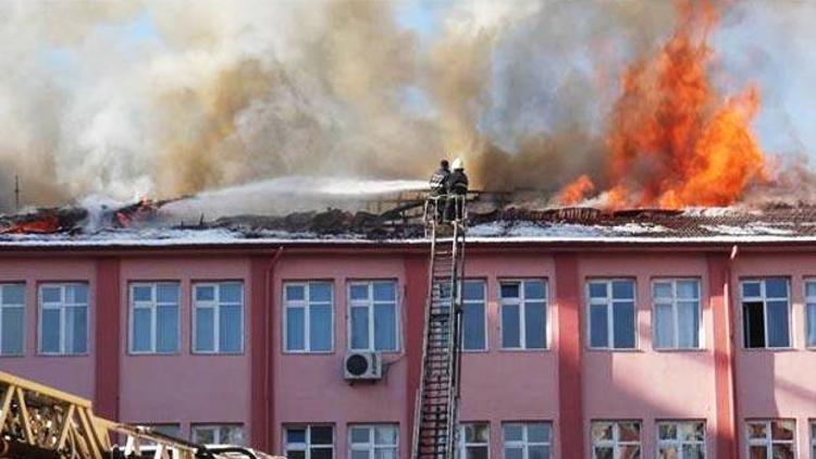 Karabük’te okulun çatısı yandı