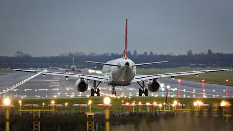 Türkiye’ye giden uçağı durdurdular