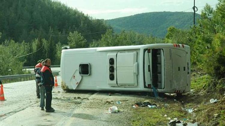Antalyada tur otobüsü devrildi: 1 ölü, 19 yaralı