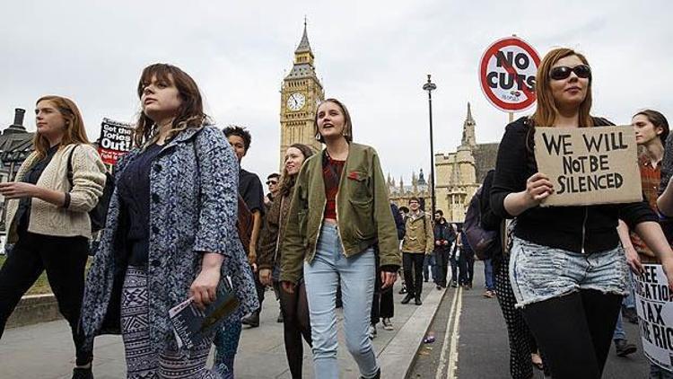 İngilterede hükümet protesto edildi