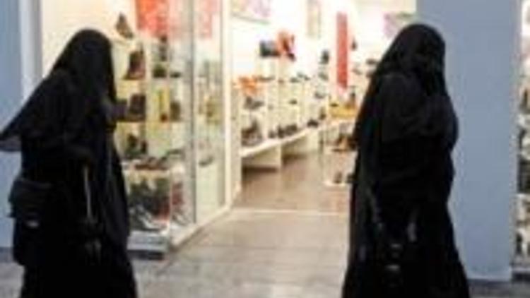 Avrupa burkayı tartışıyor: Sadece örtünme mi yoksa yürüyen hapishane mi
