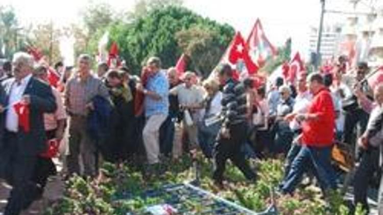 Polis barikatını aşıp tören alanına girdiler