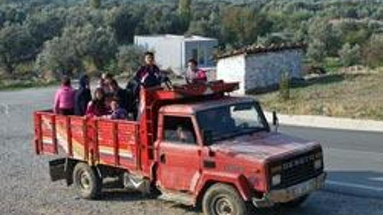 Öğrenciler kamyon yolculuğu ardından eğitime başlıyor