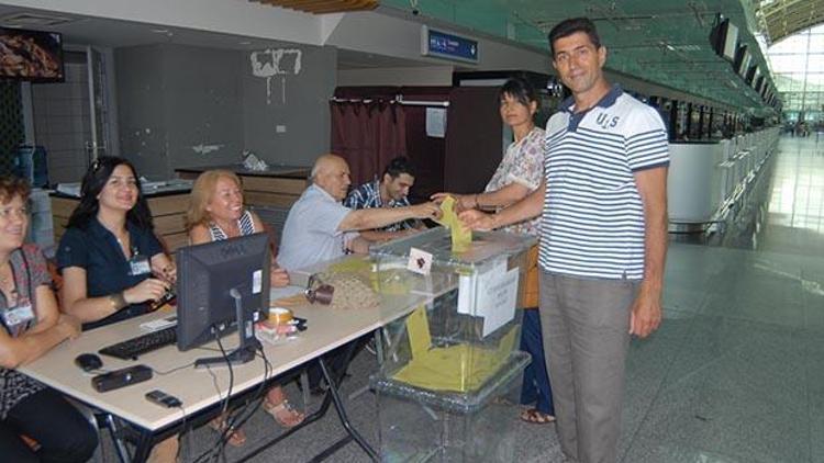 Adnan Menderes Havalimanında oy verme başladı