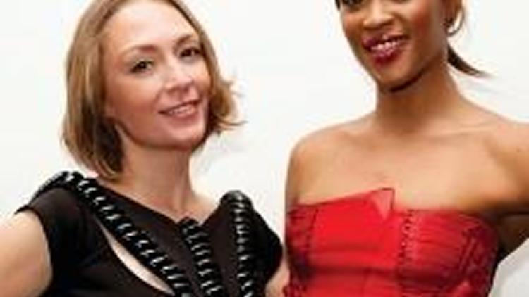 AIDS için yedi kırmızı elbise için yaptı New York MoMA’da podyuma çıktı