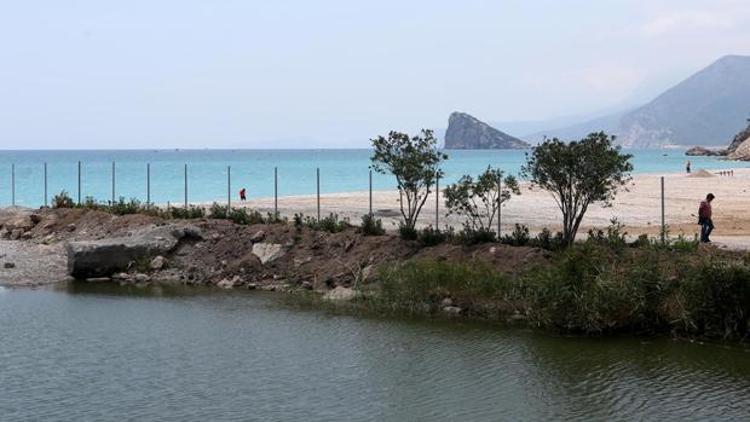 Antalyada Kadınlar Plajına görülmeyi engelleyecek direkler dikildi