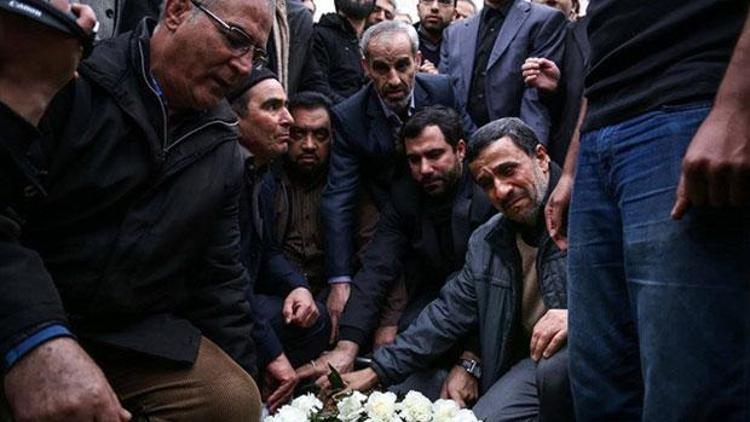 İran eski Cumhurbaşkanı Ahmedinejad annesinin mezarına yattı