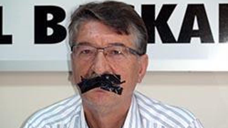 Ergenekon Davası kararlarına siyah bantlı protesto